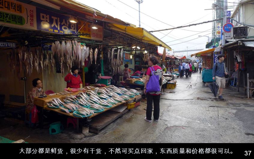 36 海鲜市场的品种花样令人目不暇接，有些海鲜的个头特别大，从来没见过。