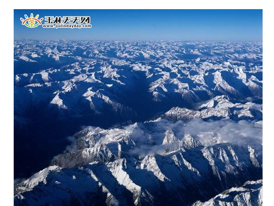 我知道： 青藏铁路指从青海到西藏 高原的铁路，哪里海拔特别高， 是世界上最高的地区，被称为 世界屋脊 。